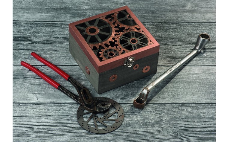 Wooden box with motive wheels 14,8x14,8x9cm