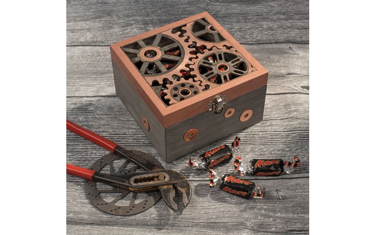 Wooden box with motive wheels 14,8x14,8x9cm